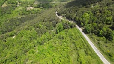 La Garrotxa, Girona, İspanya 'daki bahar manzarasının insansız hava aracı görüntüsü. 4K UHD