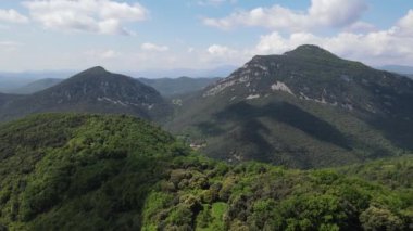 La Garrotxa, Girona, İspanya 'daki bahar manzarasının insansız hava aracı görüntüsü. 4K UHD