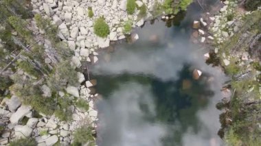 La Cerdanya, Pireneler, Girona, İspanya 'da hava aracı ve göl manzarası. 4K UHD
