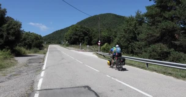 Escena Par Ciclistas Bicicleta Tándem Garrotxa España Uhd — Vídeos de Stock