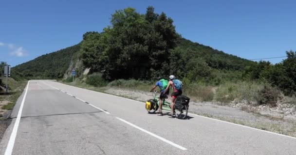 Escena Par Ciclistas Bicicleta Tándem Garrotxa España Uhd — Vídeos de Stock