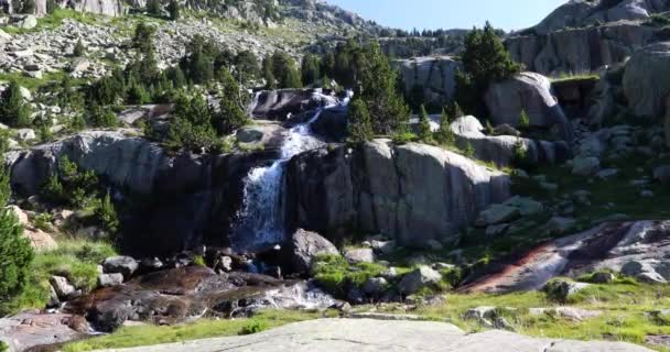 Sommerlandschaft Und Wasserfall Nationalpark Aiguestortes Und Sant Maurici Spanien — Stockvideo