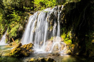 Salt Dels 'de bahar Murris şelalesi, La Garrotxa, Girona, İspanya.
