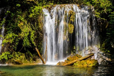 Salt Dels 'de bahar Murris şelalesi, La Garrotxa, Girona, İspanya.