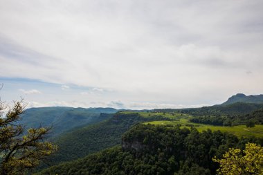 Falgars D En Bas, La Garrotxa, İspanya 'da bahar manzarası.