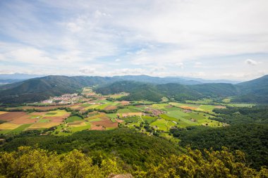 Falgars D En Bas, La Garrotxa, İspanya 'da bahar manzarası.