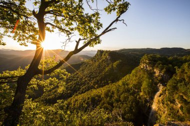 Salt De Coromina Şelalesi 'nde bahar gündoğumu, La Garrotxa, İspanya.