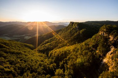 Salt De Coromina Şelalesi 'nde bahar gündoğumu, La Garrotxa, İspanya.