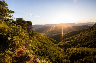 Salt De Coromina Şelalesi 'nde bahar gündoğumu, La Garrotxa, İspanya.