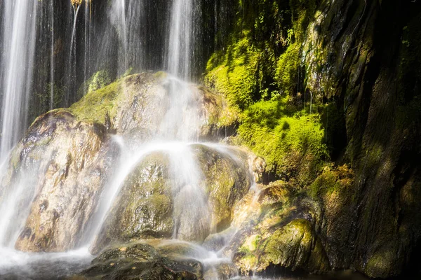 Salt Dels 'de bahar Murris şelalesi, La Garrotxa, Girona, İspanya.