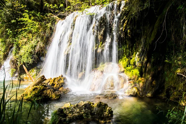 Salt Dels 'de bahar Murris şelalesi, La Garrotxa, Girona, İspanya.