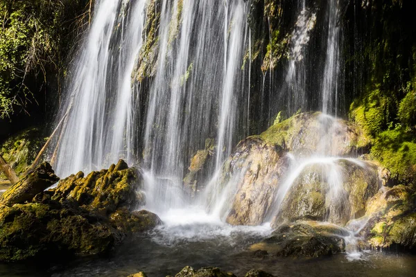 Salt Dels 'de bahar Murris şelalesi, La Garrotxa, Girona, İspanya.