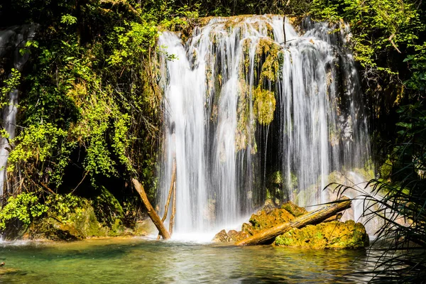 Salt Dels 'de bahar Murris şelalesi, La Garrotxa, Girona, İspanya.