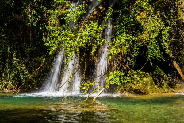 Salt Dels 'de bahar Murris şelalesi, La Garrotxa, Girona, İspanya.