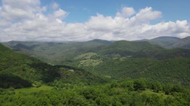 La Garrotxa, Girona, İspanya 'daki bahar manzarasının insansız hava aracı görüntüsü. 4K UHD