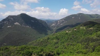 La Garrotxa, Girona, İspanya 'daki bahar manzarasının insansız hava aracı görüntüsü. 4K UHD