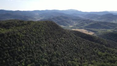 La Garrotxa, Girona, İspanya 'daki bahar manzarasının insansız hava aracı görüntüsü. 4K UHD