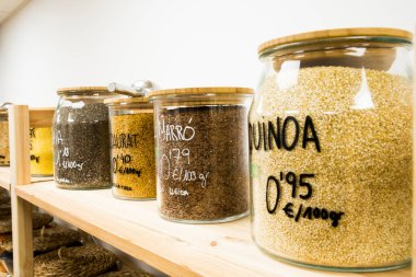 self servis organik gıdalar. Çevre dostu sıfır atık dükkanı. Küçük bir yerel işletme. Kinoa, chia, altın keten ve kahverengi keten.