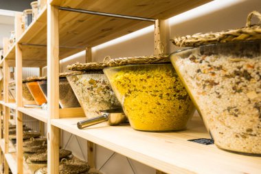 self servis organik gıdalar. Çevre dostu sıfır atık dükkanı. Küçük bir yerel işletme. İntegral pirinç, yuvarlak pirinç ve basmati pilavı..