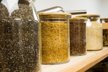 self servis organik gıdalar. Çevre dostu sıfır atık dükkanı. Küçük bir yerel işletme. Kinoa, chia, altın keten ve kahverengi keten.