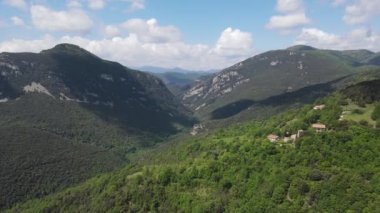La Vall D En Bas, La Garrotxa, Girona, İspanya 'daki bahar manzarasının insansız hava aracı görüntüsü. 4K UHD