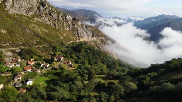 北スペインのアストゥリアス州の農村風景のドローンと空中シーン Uhd — ストック動画