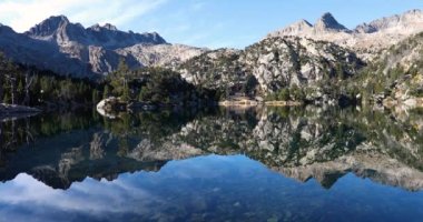 Aiguestortes ve Sant Maurici Ulusal Parkı 'nda yaz manzarası ve göl, İspanya