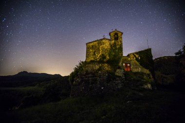 Samanyolu Sant Miquel De Castello Kilisesi, La Garrotxa, İspanya.