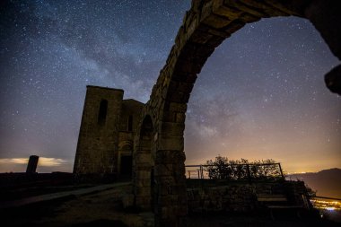 Miky yolu Santuari De La Mare De Deu Del Mont Kilisesi, La Garrotxa, İspanya.