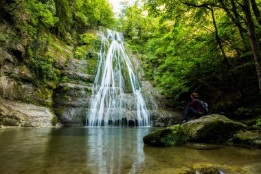 La Garrotxa, Girona, İspanya 'da İlkbahar Gorg De L Olla Şelalesi.