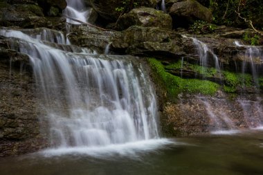 La Garrotxa, Girona, İspanya 'da bahar şelalesi.