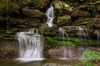 La Garrotxa, Girona, İspanya 'da bahar şelalesi.