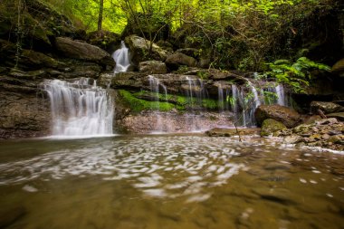 La Garrotxa, Girona, İspanya 'da bahar şelalesi.