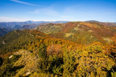 İspanya, La Garrotxa, Komanegra Tepesi 'nde sonbahar manzarası.