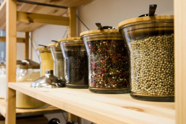 self servis organik gıdalar. Çevre dostu sıfır atık dükkanı. Küçük bir yerel işletme. Karabiber, karabiber, beyaz biber ve kırmızı biber..