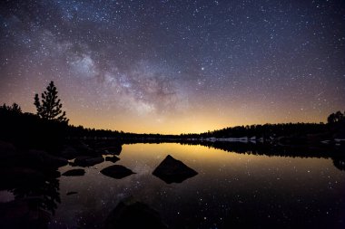 İlkbahar Samanyolu Malniu Gölü, La Cerdanya, Pireneler, Katalonya, İspanya