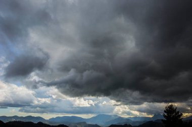 La Cerdanya, Pireneler, Girona, Katalonya, İspanya 'da dramatik bulutlar ve fırtına