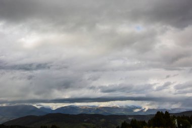 La Cerdanya, Pireneler, Girona, Katalonya, İspanya 'da dramatik bulutlar ve fırtına