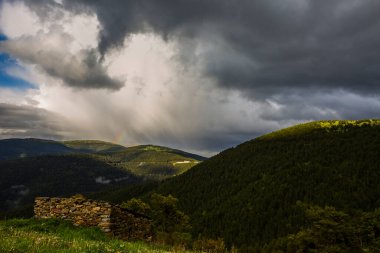 La Cerdanya, Pireneler, Girona, Katalonya, İspanya 'da dramatik bulutlar ve fırtına
