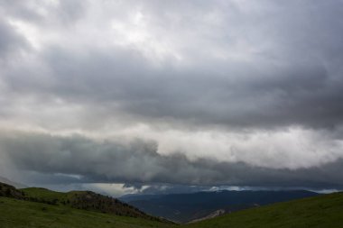 La Cerdanya, Pireneler, Girona, Katalonya, İspanya 'da dramatik bulutlar ve fırtına