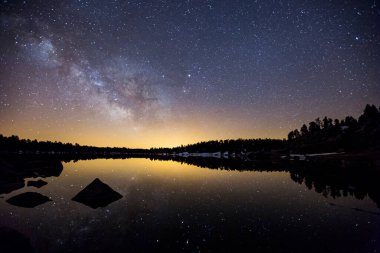 İlkbahar Samanyolu Malniu Gölü, La Cerdanya, Pireneler, Katalonya, İspanya