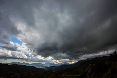 La Cerdanya, Pireneler, Girona, Katalonya, İspanya 'da dramatik bulutlar ve fırtına