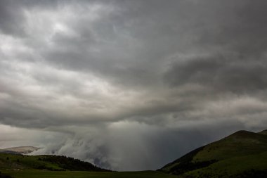 La Cerdanya, Pireneler, Girona, Katalonya, İspanya 'da dramatik bulutlar ve fırtına