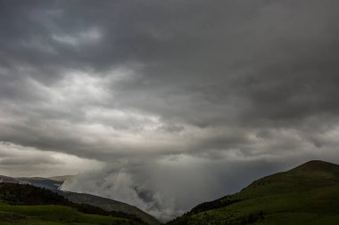 La Cerdanya, Pireneler, Girona, Katalonya, İspanya 'da dramatik bulutlar ve fırtına