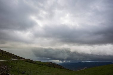 La Cerdanya, Pireneler, Girona, Katalonya, İspanya 'da dramatik bulutlar ve fırtına
