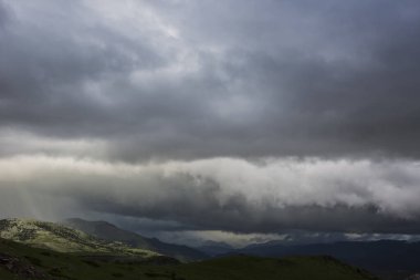 La Cerdanya, Pireneler, Girona, Katalonya, İspanya 'da dramatik bulutlar ve fırtına