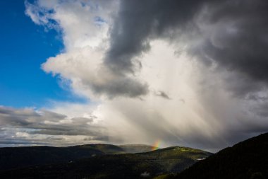La Cerdanya, Pireneler, Girona, Katalonya, İspanya 'da dramatik bulutlar ve fırtına