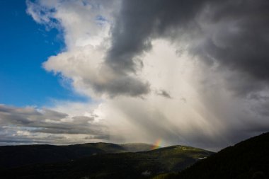 La Cerdanya, Pireneler, Girona, Katalonya, İspanya 'da dramatik bulutlar ve fırtına