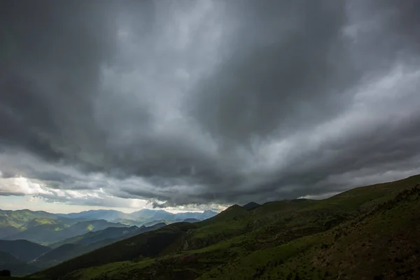 Cerdanya Pyrenees Girona カタロニア スペインの劇的な雲と嵐 — ストック写真