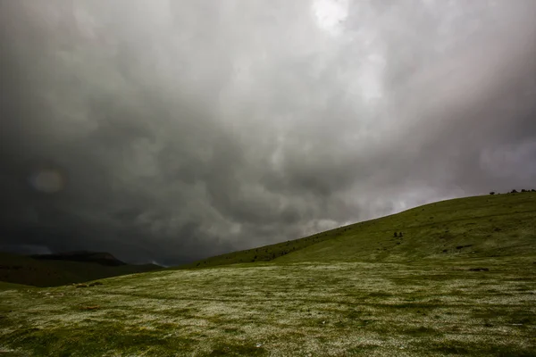 La Cerdanya, Pireneler, Girona, Katalonya, İspanya 'da dramatik bulutlar ve fırtına